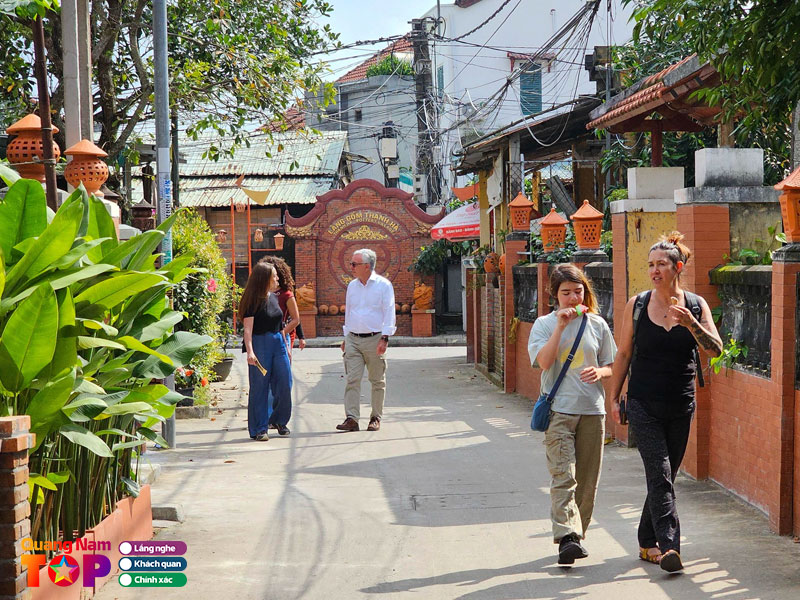 Cam-nang-du-lich-lang-gom-thanh-ha-1-quangnamtoplist