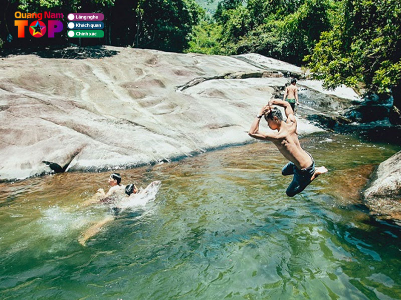 Ngam-minh-tam-mat-duoi-suoi-tien-quangnamtoplist